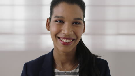 Retrato-De-Una-Joven-Mujer-De-Negocios-Independiente-De-Raza-Mixta-Sonriendo-Feliz-Mirando-La-Cámara-Ambiciosa-Ejecutiva-De-Cerca