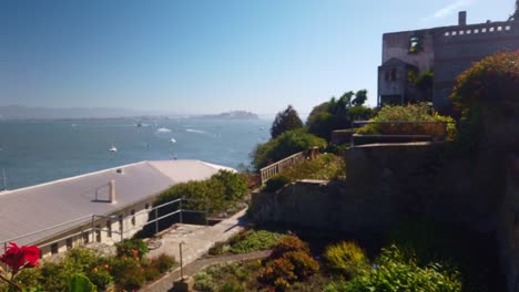 Disparo-De-Cardán-Que-Brota-De-Las-Flores-Rojas-Para-Revelar-Los-Jardines-De-La-Fila-De-Oficiales-En-La-Isla-De-Alcatraz-En-La-Bahía-De-San-Francisco