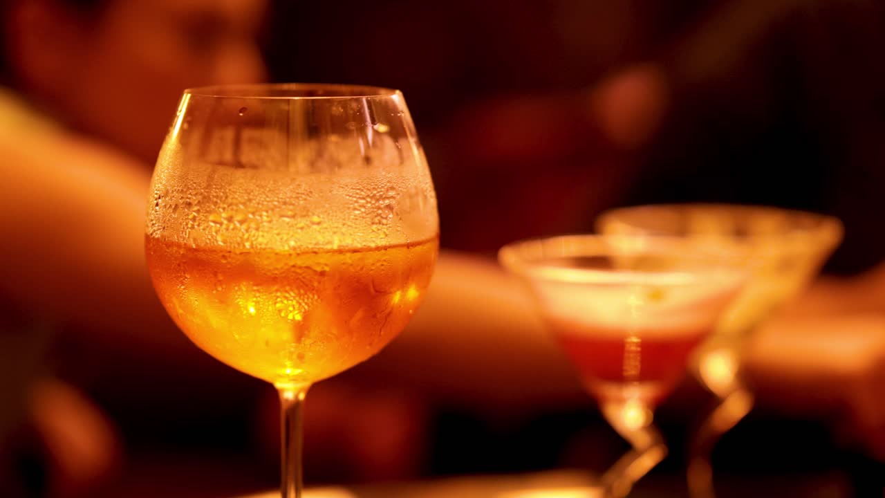 bicchieri di cocktail in un bar scarsamente illuminato