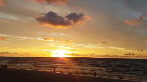 Sonnenuntergang-Am-Strand,-Ostsee,-Lubiatowo,-Polen