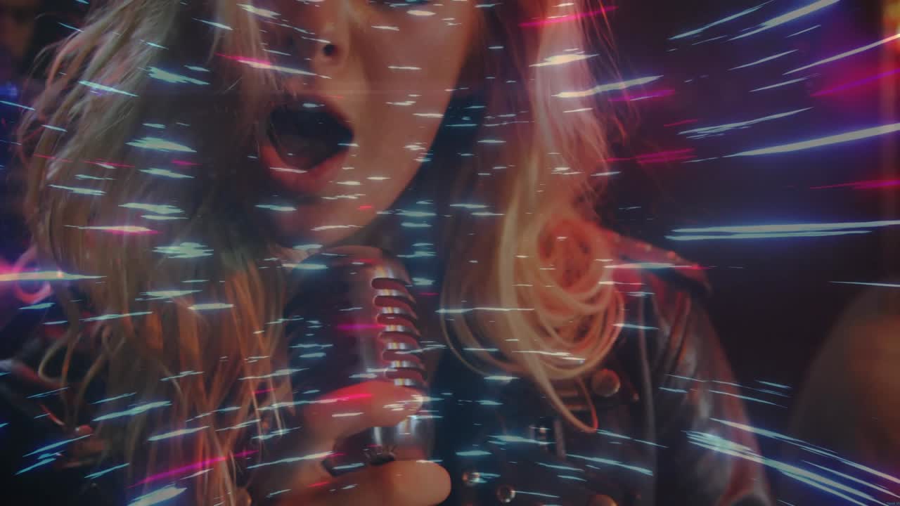 Kvindelig sanger griber mikrofon og leverer vokal på musikscene med intensiverende neonstriber.