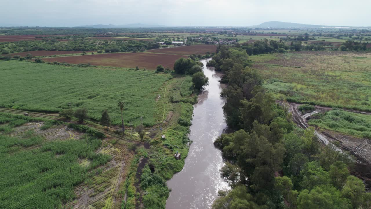 un río con mucha agua