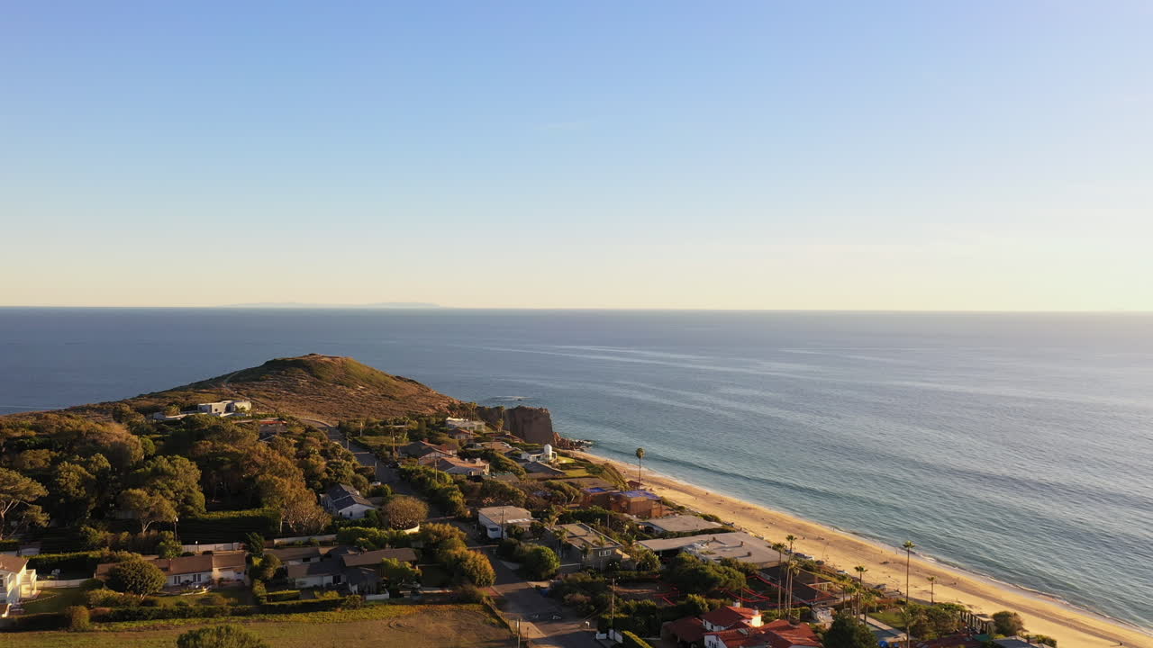 캘리포니아 말리부에 있는 포인트 둠 주립 해변의 조감도