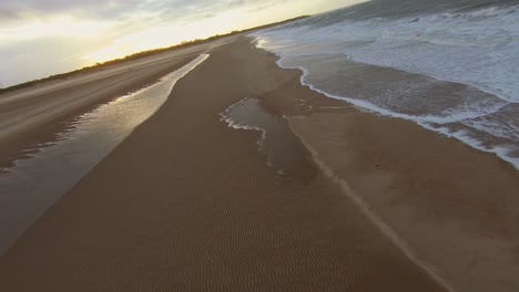 Drohne-Fliegt-Schnell-Und-Tief-Am-Strand-In-Richtung-Sonnenuntergang-In-Den-Niederlanden