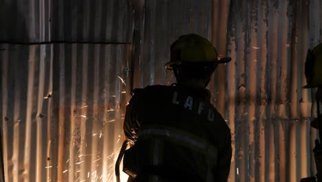 Las-Chispas-Vuelan-Después-De-Un-Gran-Incendio