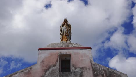 Das-Dach-Der-Kirche,-Mit-Der-Majestätischen-Und-Imposanten-Statue-Der-Heiligen-Marie,-Die-Prominent-Ausgestellt-Ist