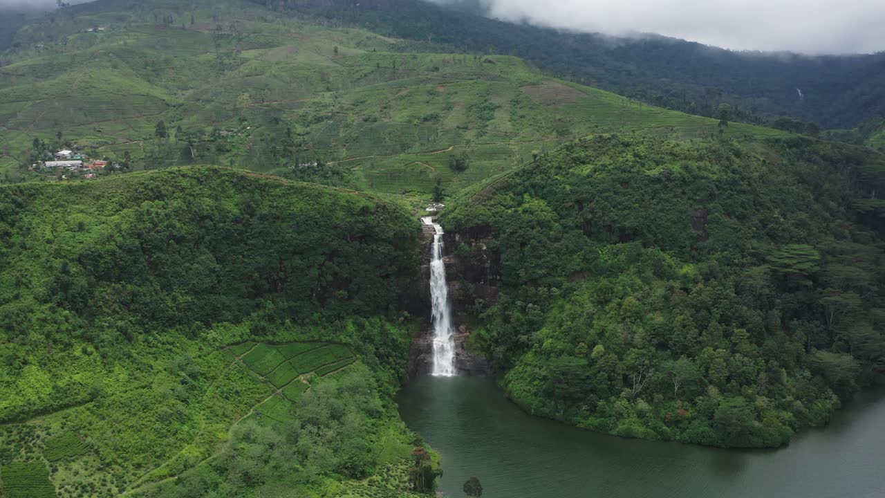 Vista aérea de las cataratas inferiores de Gartmore que fluyen hacia el embalse de Maussakelle, Sri Lanka.