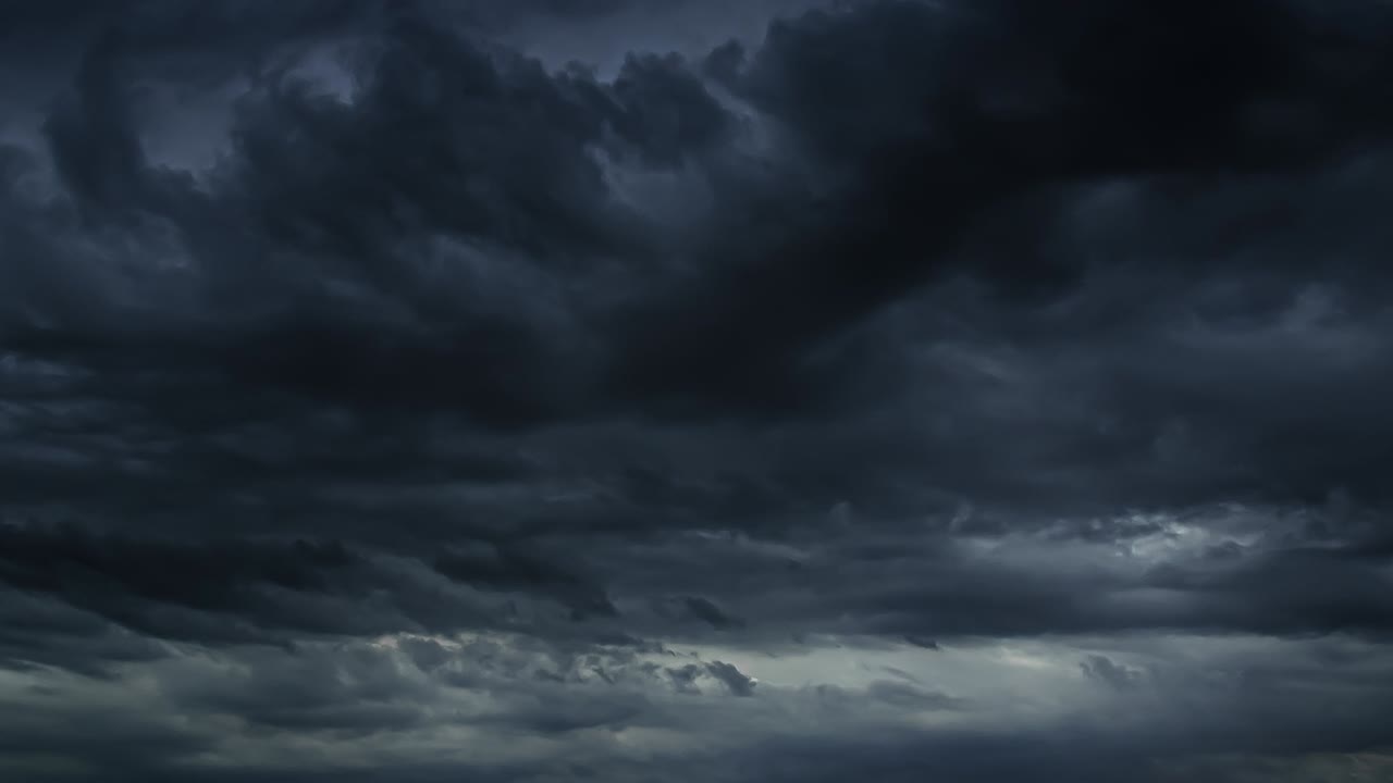 hermoso bucle de lapso de tiempo de los rayos de sol que surgen a través de las nubes oscuras de la tormenta.