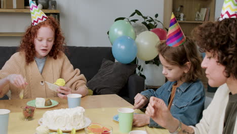 des gens à une fête d'anniversaire.