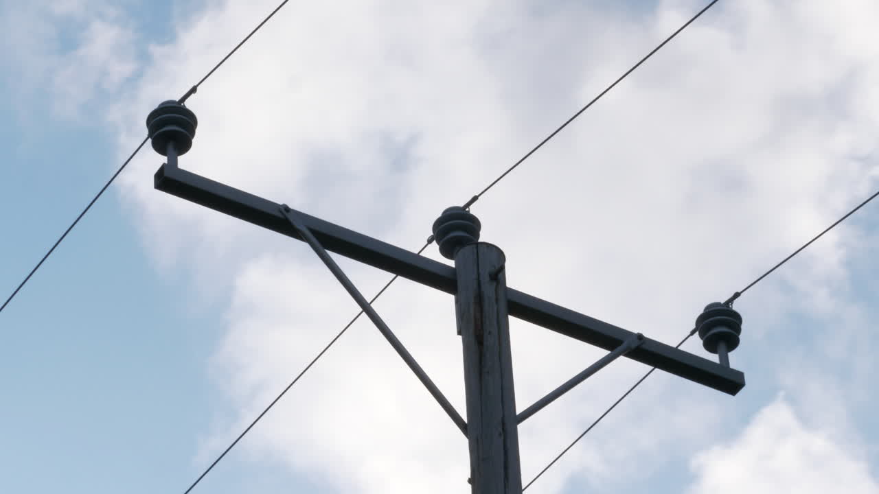 전기 공급 기둥 및 외부 케이블, 낮은 각도 샷