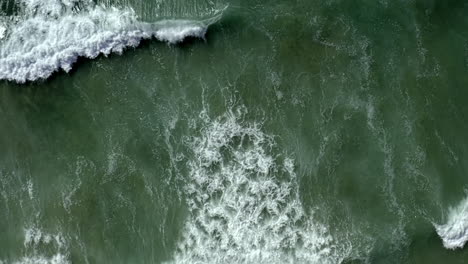 relajante toma en cámara lenta de olas golpeando la playa