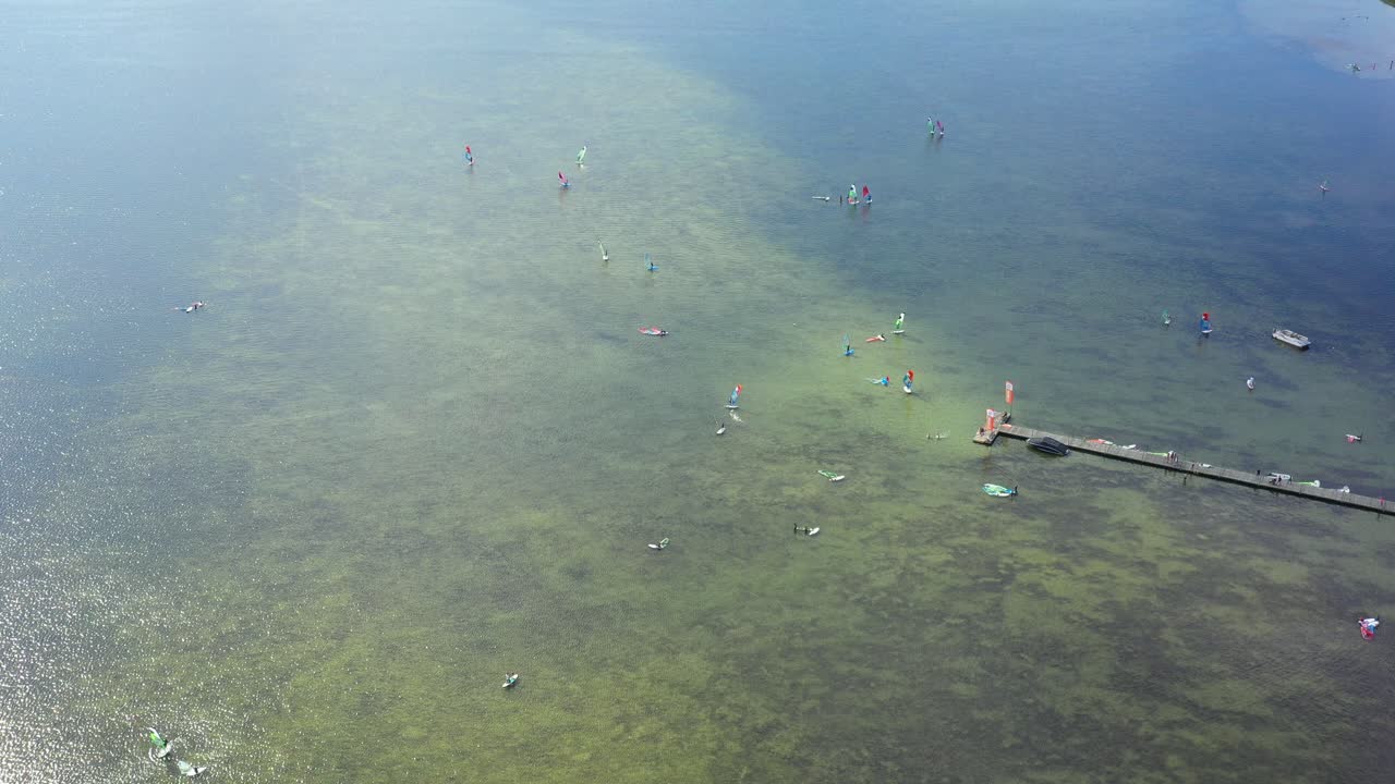 윈드서핑 연습 중인 사람들