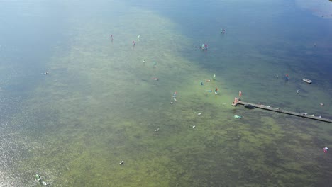 gente practicando windsurf