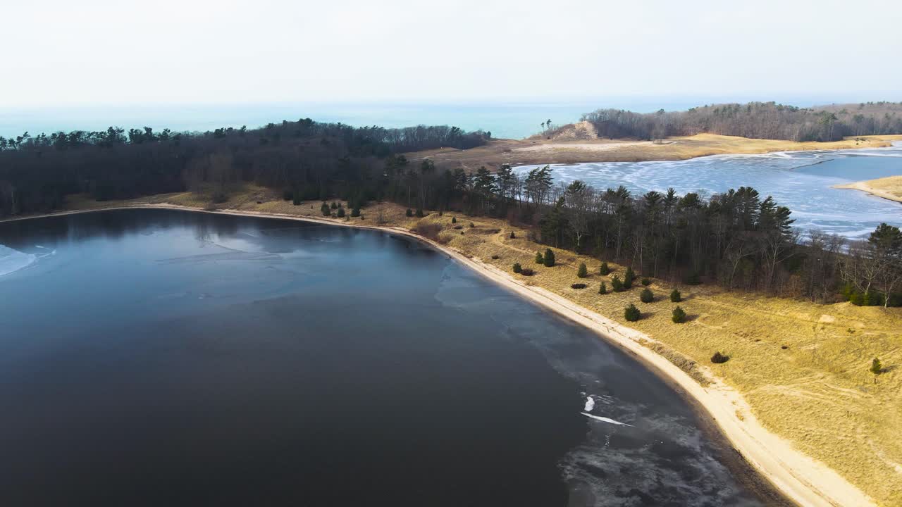 lago michigan en enero visto desde arriba del puerto de dunas en la costa oeste del gran lago