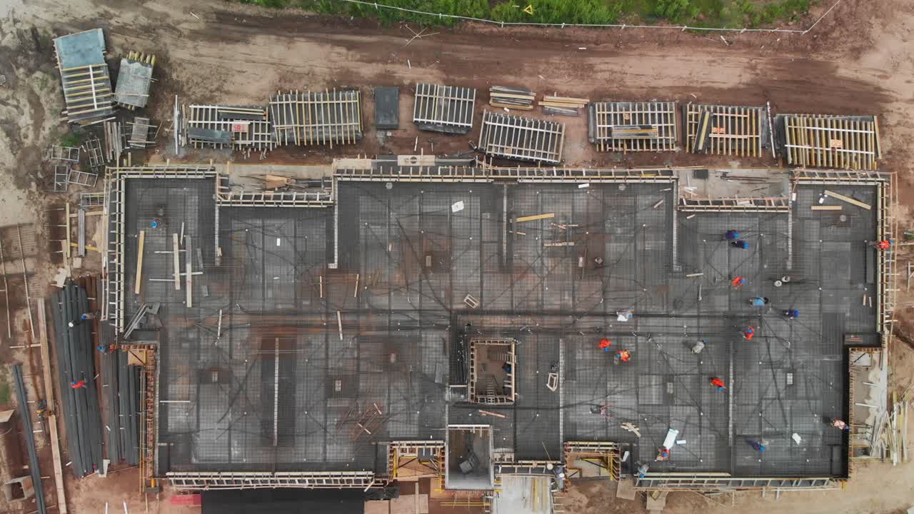 vista aérea dinámica en movimiento, alejándose de múltiples edificios en construcción