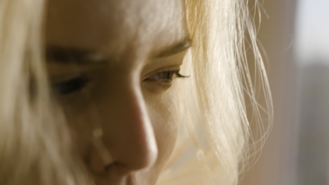 крупный план профиля женщины, грустное выражение лица