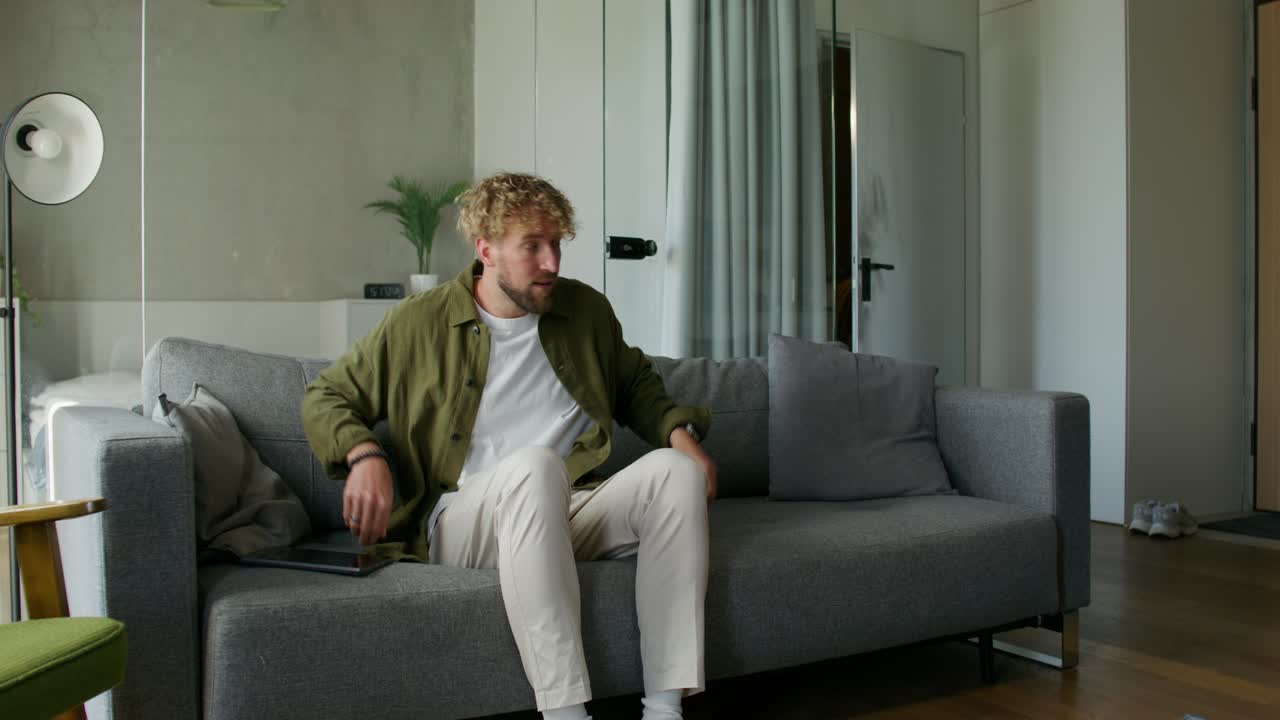 집에서 패키지를 받는 남자