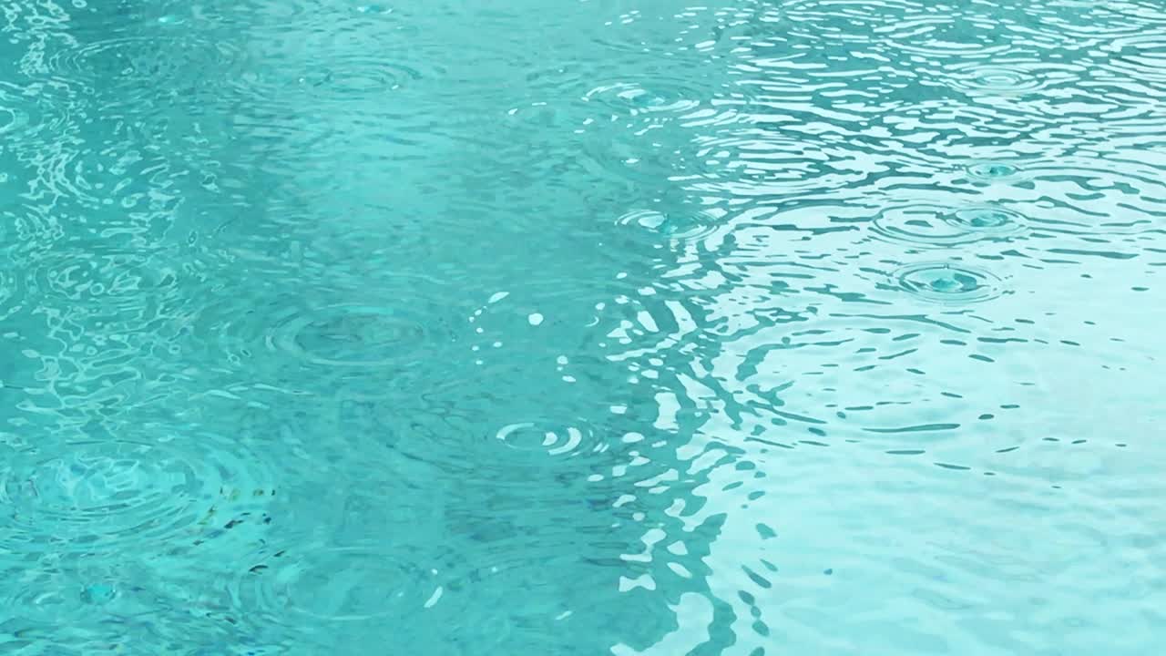 수영장 표면 물에 비가 내리는 물방울