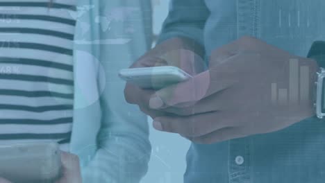 animación del procesamiento de datos financieros sobre personas de negocios que usan teléfonos inteligentes y tabletas