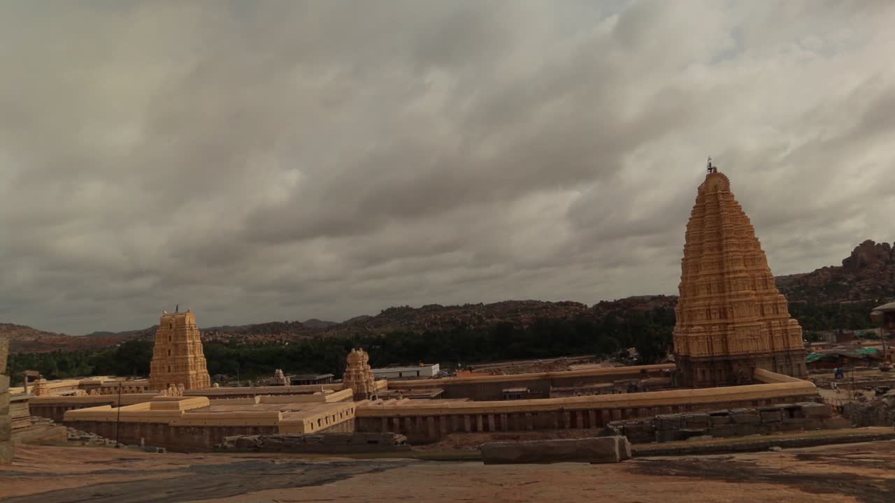 lapso de tiempo de nubes en movimiento sobre el gopuram del templo virupaksha desde la cima de la colina hemakuta en hampi, india