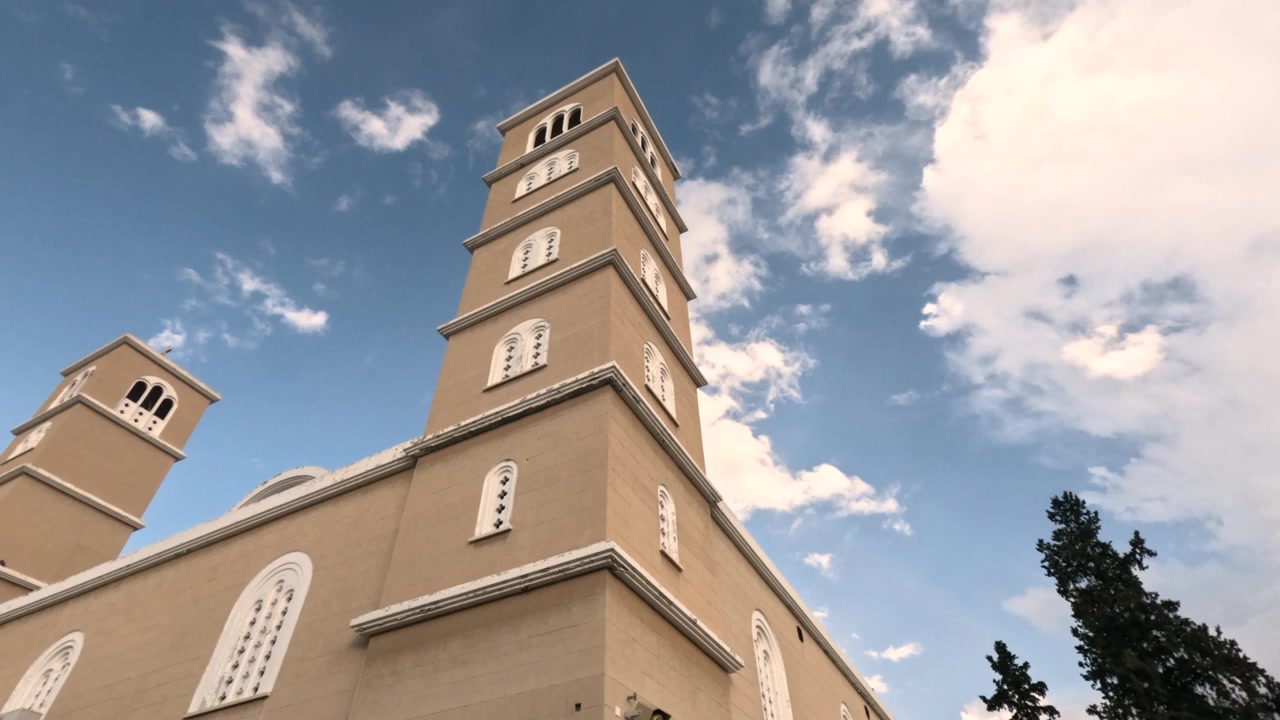 Igreja Ortodoxa de Chipre: Torre com Paredes Marrons e Janelas Brancas