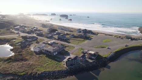 Disparo-Aéreo-De-Drones-De-4k-Con-Vista-Al-Estacionamiento-En-La-Playa-De-Bandon-En-Oregon