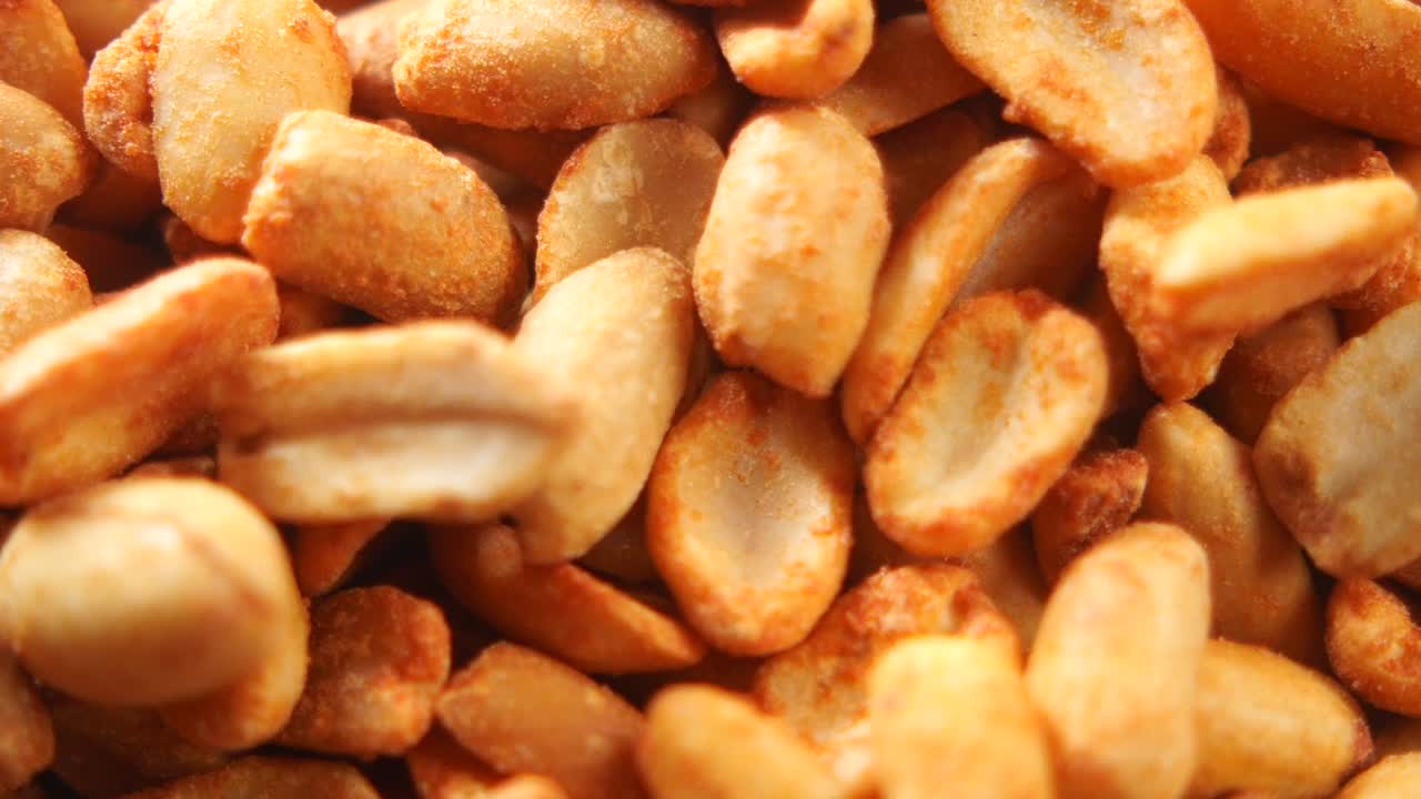 primer plano de cacahuetes asados