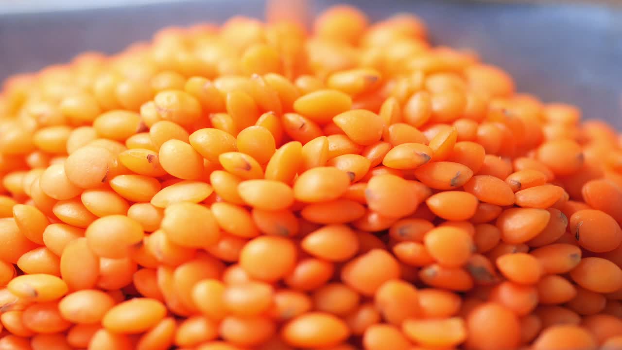 un montón de lentejas rojas