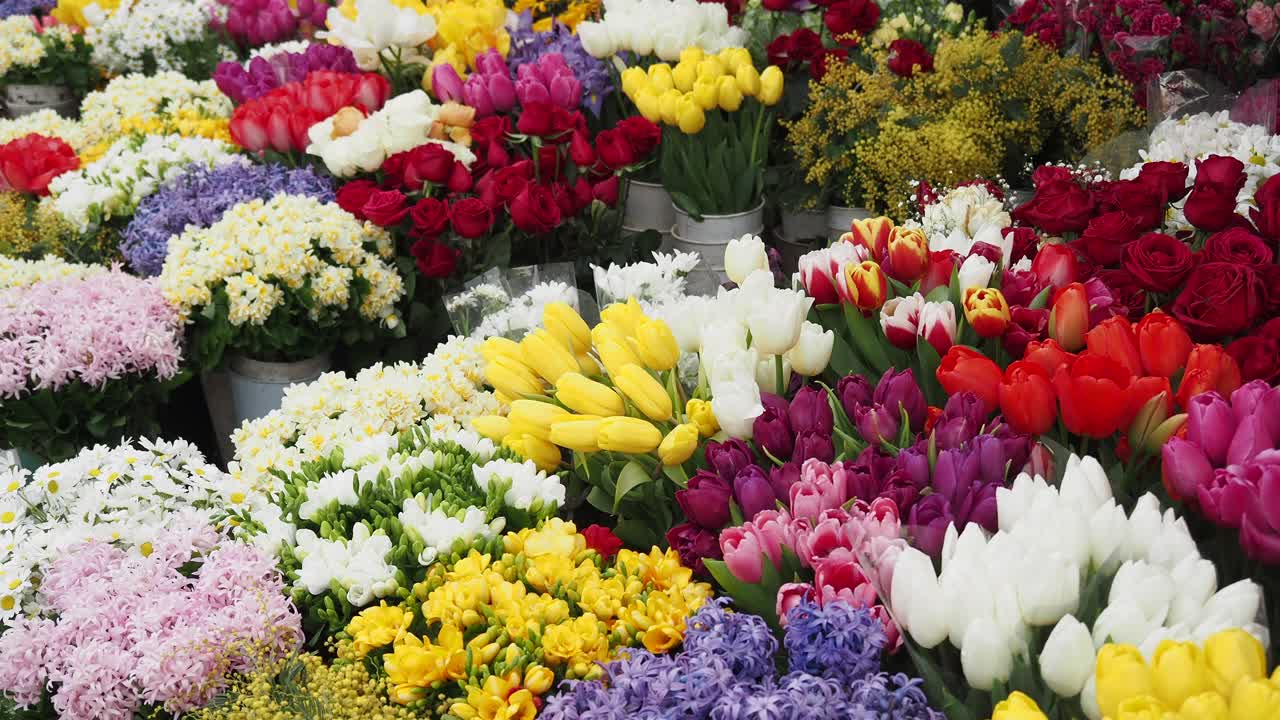 una colorida exhibición de flores en un mercado