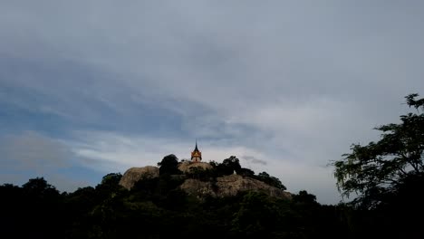 wat phra phut thachai 是一個旅遊景點, 吸引外國人和泰國人尋求祝福