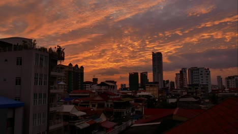 Zeitraffer-Eines-Leuchtend-Orangefarbenen-Sonnenuntergangs-In-Der-Stadt