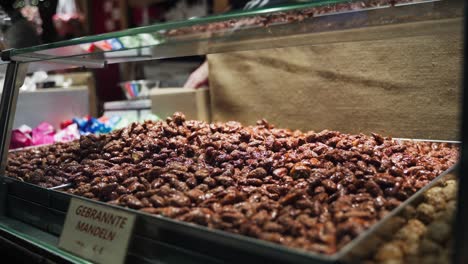 Almendras-Confitadas-En-El-Escaparate-De-La-Tienda-Del-Mercado-Navideño-En-Berlín,-Alemania