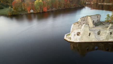 Paisaje-Aéreo-De-Otoño-Antiguas-Ruinas-Del-Castillo-Koknese-Y-Río-Daugava-Ubicado-En-Koknese-Letonia