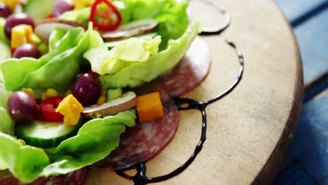 Ensalada-Decorada-En-Plato-De-Madera