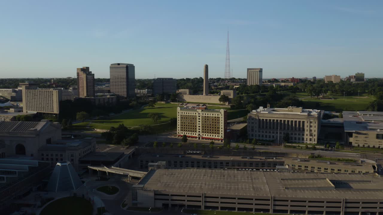 establecimiento de tiro acercándose a la torre conmemorativa de la libertad en kansas city, missouri