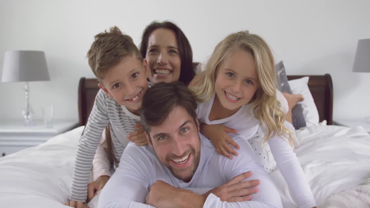familia divirtiéndose en el dormitorio en casa 4k