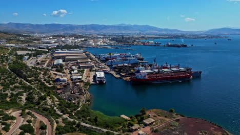 Vista-Aérea-Hacia-El-Puerto-De-Un-Astillero,-Día-Soleado-En-Elefsina,-Grecia