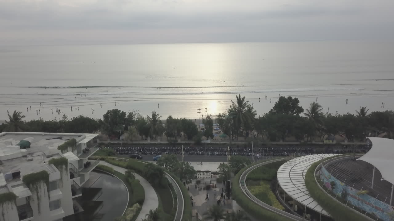 paisaje urbano frente a la playa al atardecer