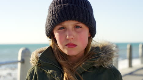 cara, niños y playa con una chica