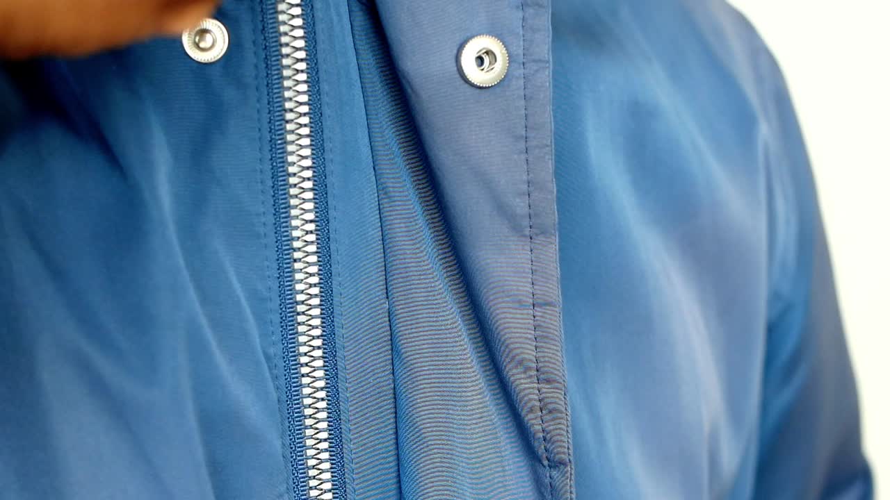 파란색 재을 고 있는 사람