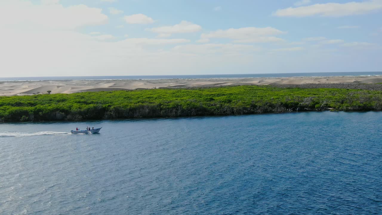항공 보기 이동 오른쪽 샷, 보트는 la purisima, baja california sur, 멕시코, 경치 좋은 맹그로브 숲과 사막을 배경으로 강을 따라 이동합니다.