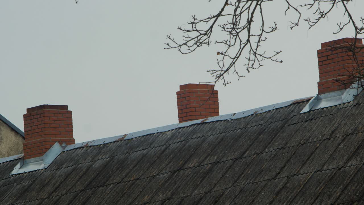 흐린 하늘, 회색 가을날, 도시 옥상, 먼 중간 샷에 대한 주거용 건물의 붉은 굴뚝