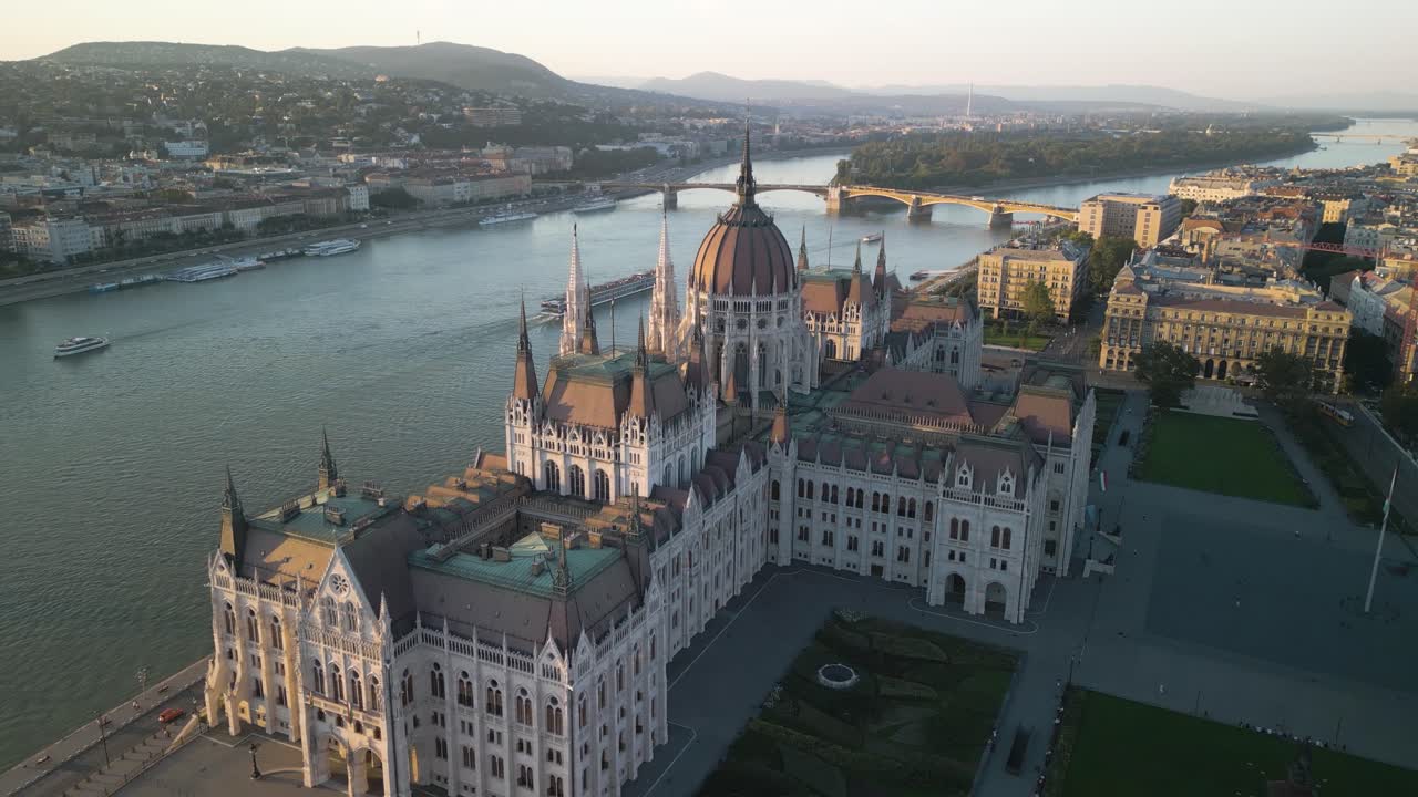 drone volando lejos del edificio del parlamento húngaro, río danubio, isla margaret