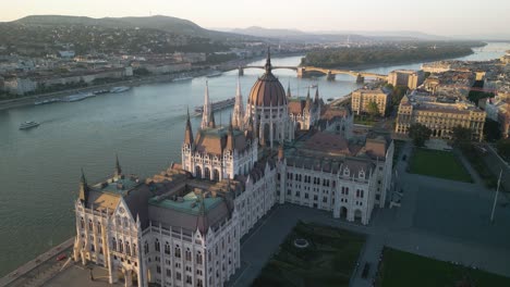 Drohne-Fliegt-Vom-Ungarischen-Parlamentsgebäude,-Der-Donau,-Der-Margareteninsel-Weg