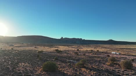 Wüstenlandschaft-In-Moab,-Utah-Bei-Sonnenaufgang---Luftdrohnenaufnahme
