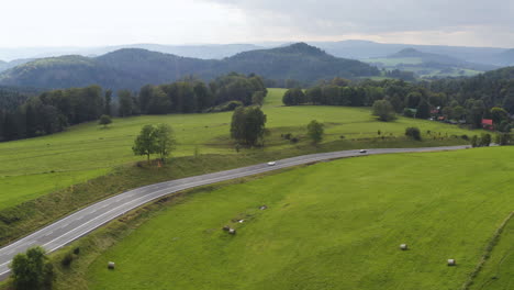 Autos-Fahren-Auf-Der-Landstraße-In-Landwirtschaftlichen-Weiden-In-Tschechien