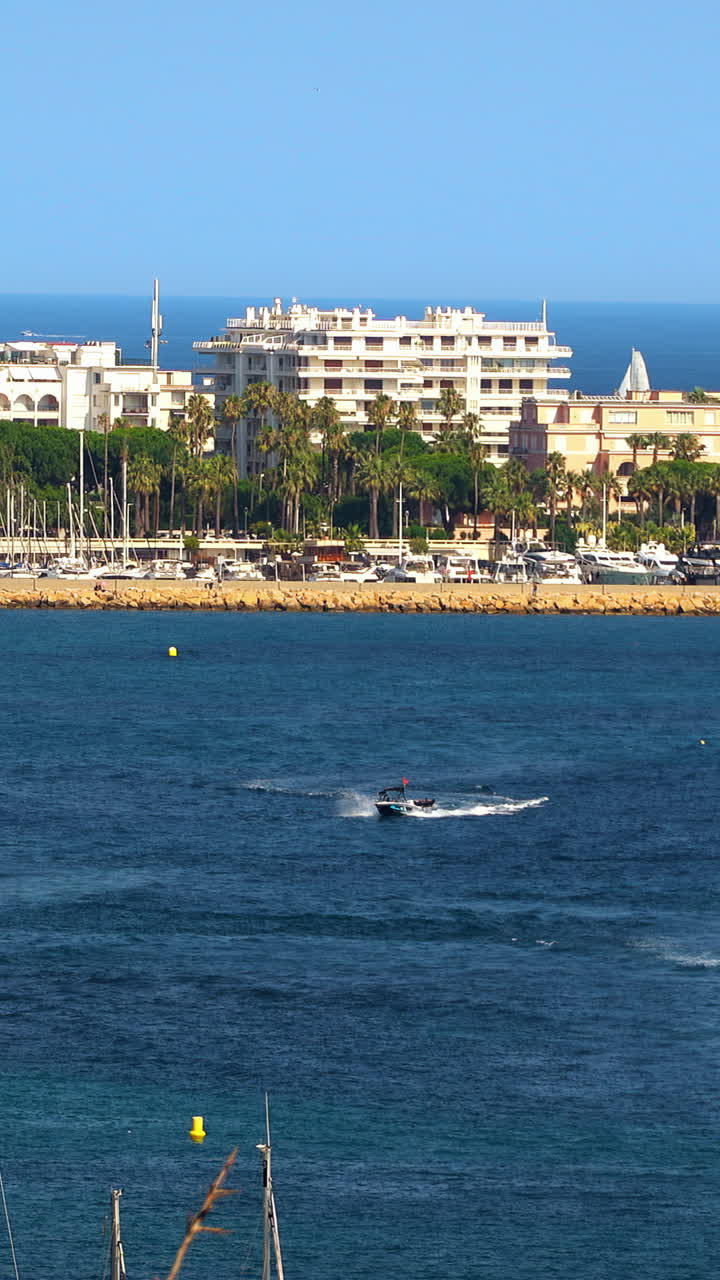Barche che si muovono sul mare di sera a Cannes, Francia. Verticale