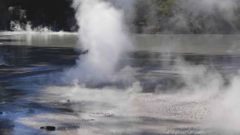 piscina de barro hirviendo en cámara lenta