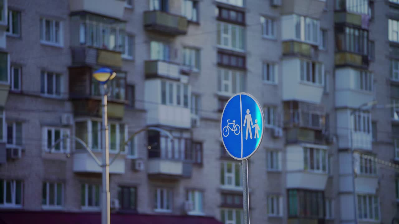 señal de bicicleta. carril para bicicletas. sendero para biciclos. senderos para ciclistas y caminantes.