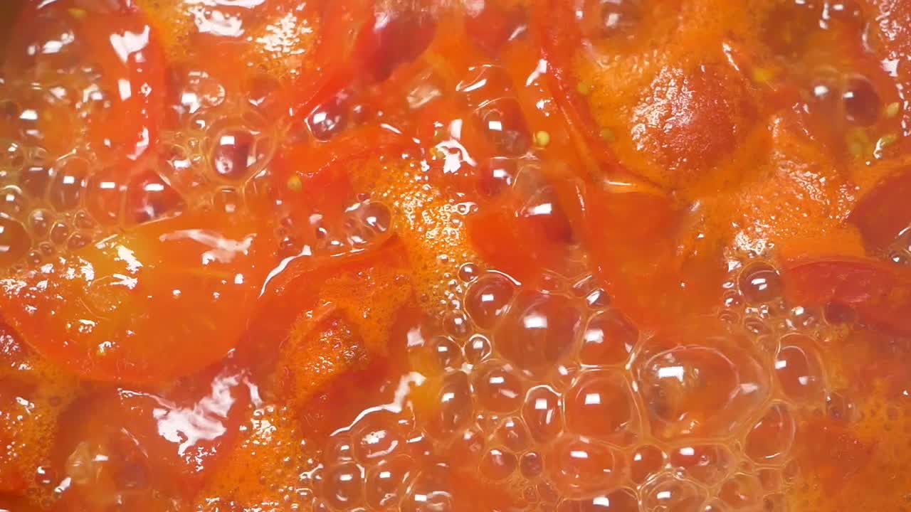 tomates hirviendo en una olla